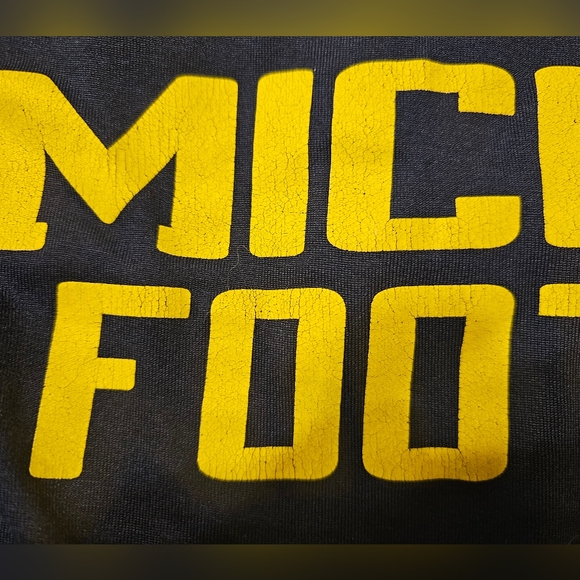 Michigan Wolverines Long-sleeved T-shirt. Size:XL. - Picture 5 of 7